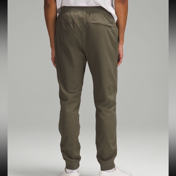 Men’s lululemon ABC Skinny Fit Jogger in Army Green. - Picture 4 of 9